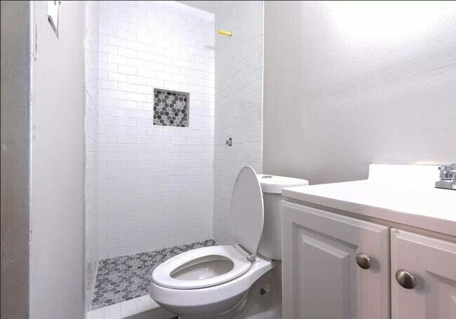 Foto del edificio - Room in House on Danforth Rd SW