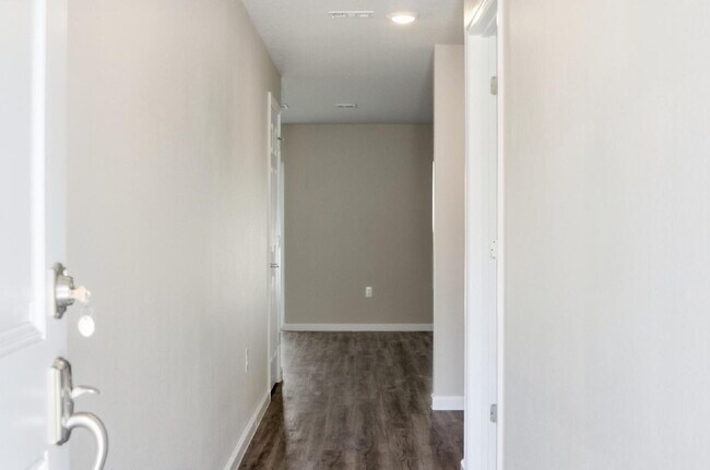 Building Photo - CENTRALLY LOCATED