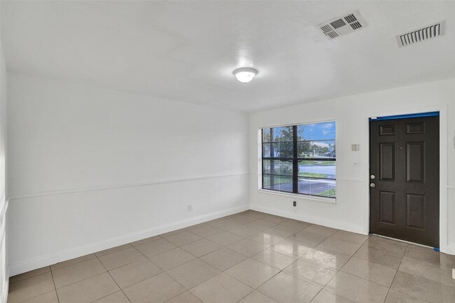 Building Photo - 1142 NW 43rd Ter