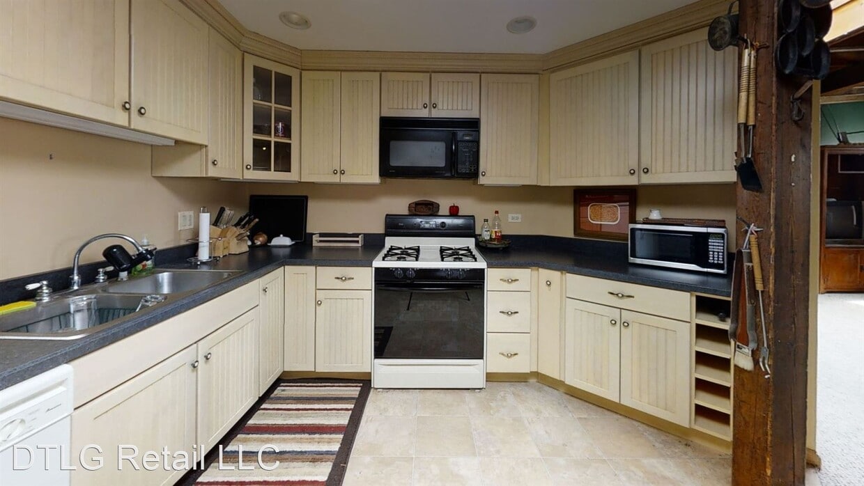 Primary Photo - 112 E Burlington Ave