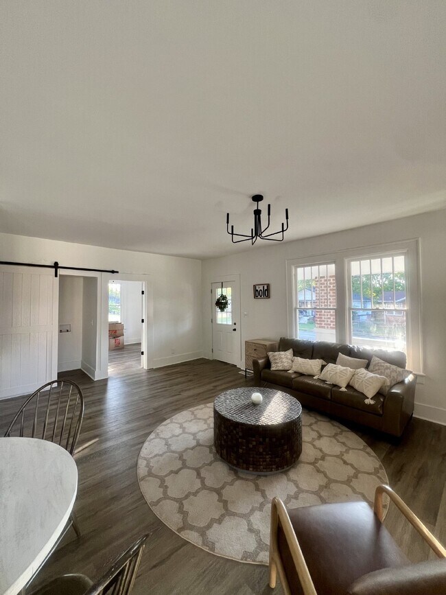 Foto del edificio - Charming 4-Bedroom Home for Rent/Sale