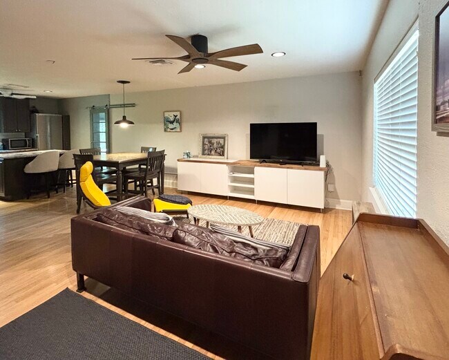 Photo - 216 E Kaley St House