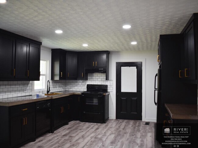 Foto del edificio - 807 City Lake Dr NW
