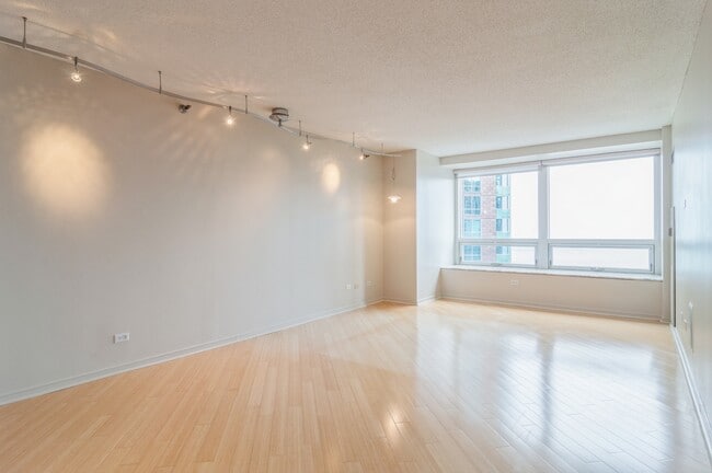Building Photo - 512 N McClurg Ct