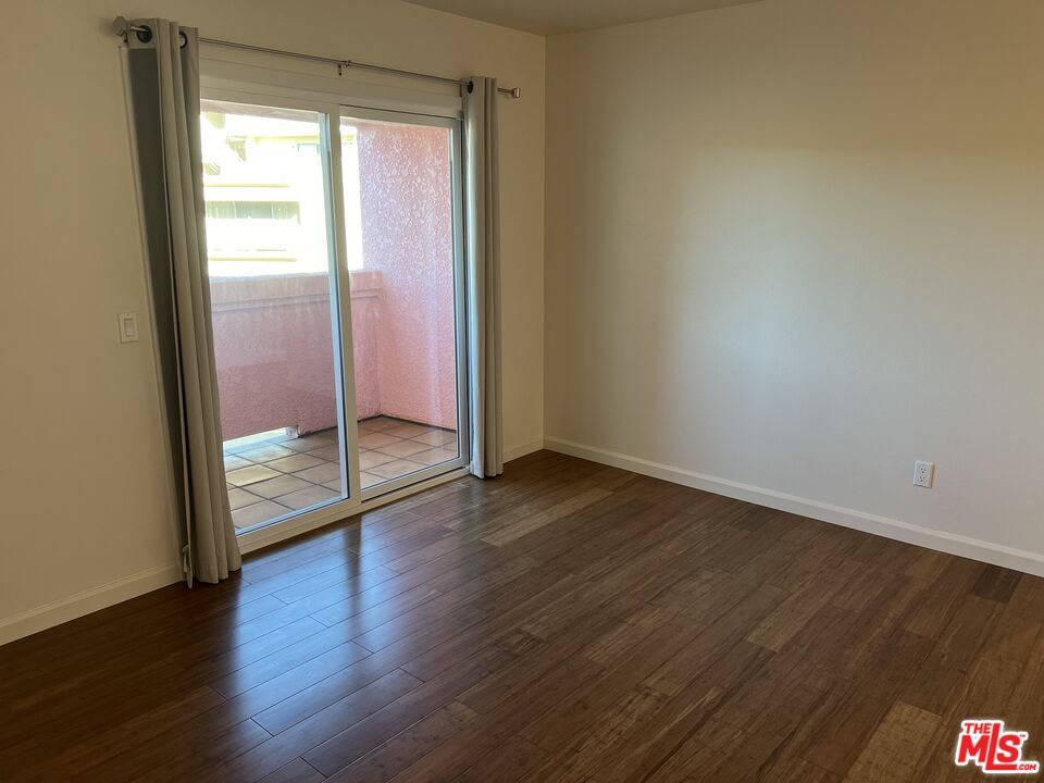 Foto principal - 4810 S La Brea Ave