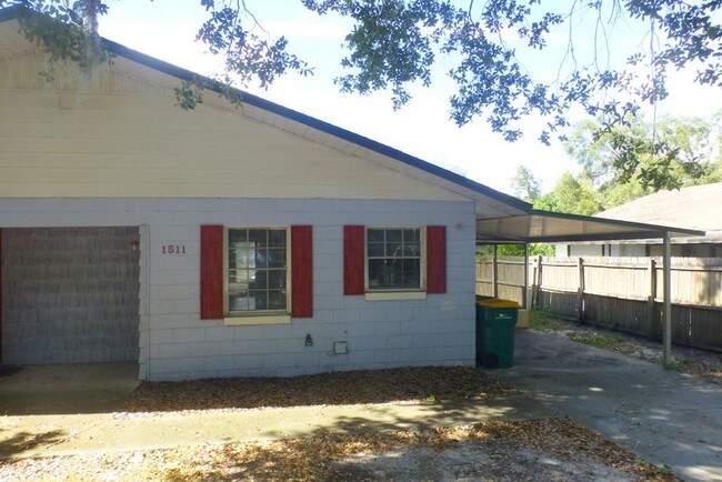 Building Photo - 2 Bedroom 1 Bath Duplex in Mount Dora