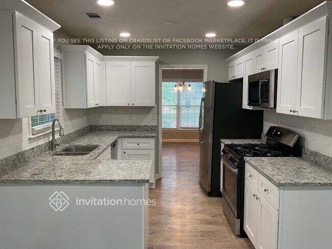 Foto del edificio - 2215 Valley Wood Dr