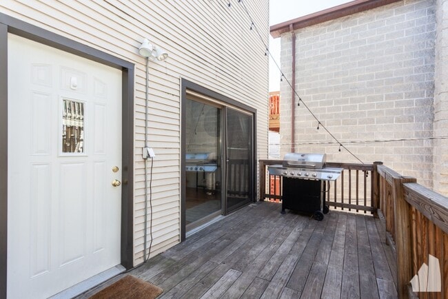 Building Photo - 1433 W Oakdale Ave