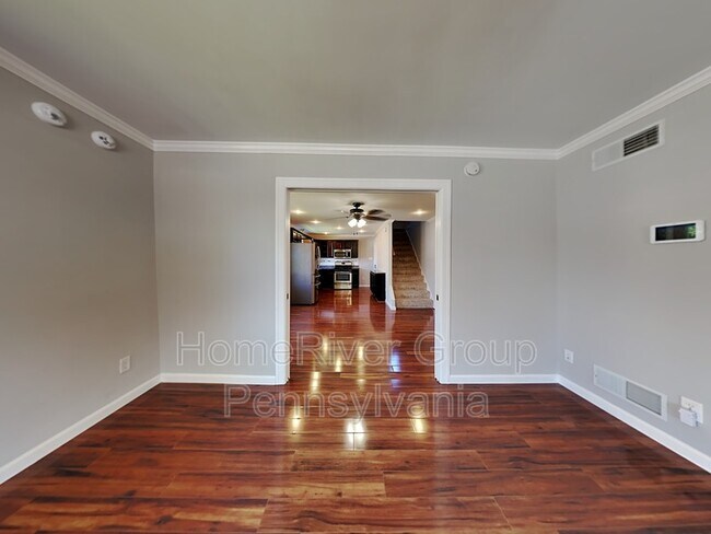Building Photo - 1527 E Caracas Ave