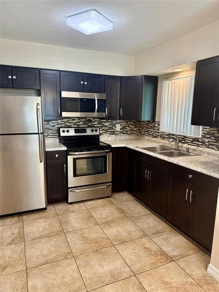 Building Photo - 162 Landmark St