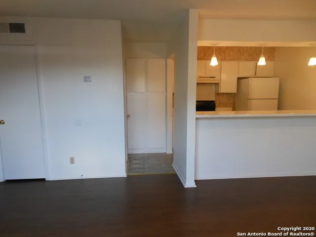 Foto principal - 215 Sprucewood Ln