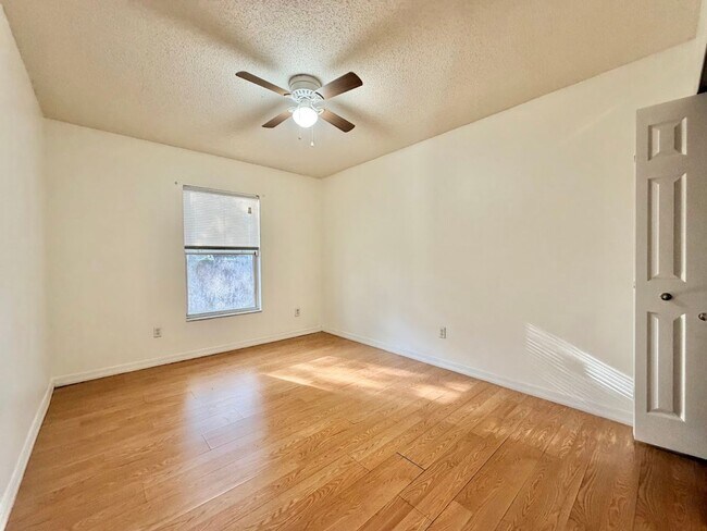 Building Photo - Large and Spacious 4/2 in Ideal Location!