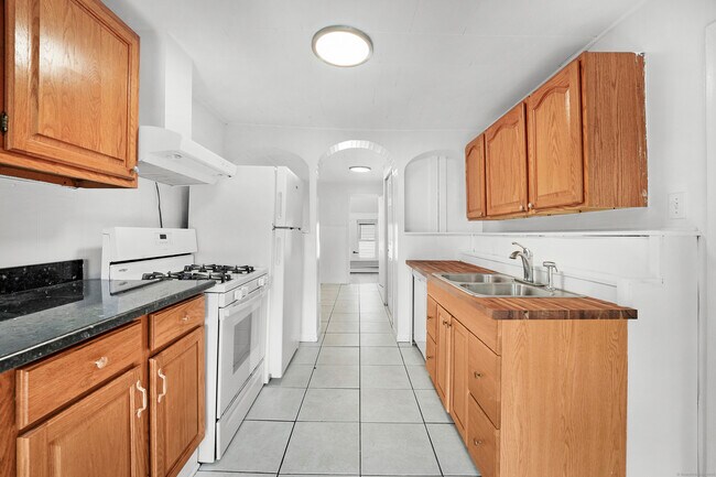 Building Photo - 1787 Stratfield Rd