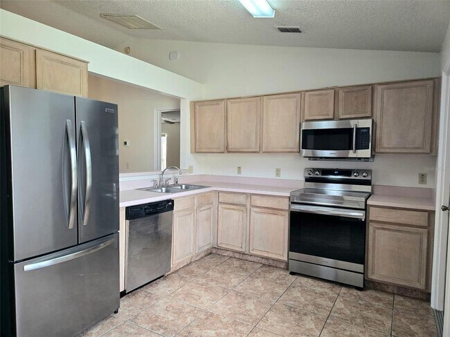 Building Photo - 611 Cotulla Dr