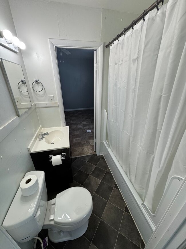 Foto del edificio - Cozy 3 bed 1.5 bath with Backyard