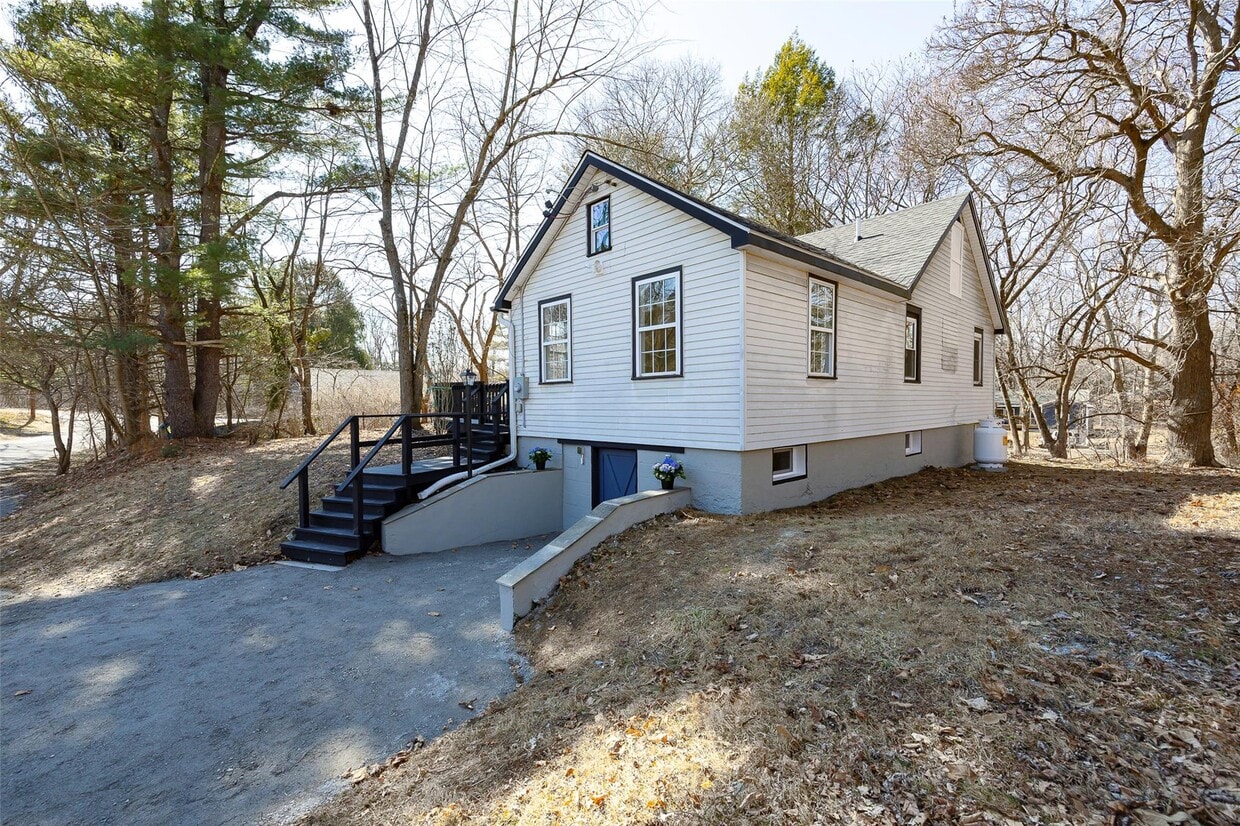 Primary Photo - 3 Holt Rd