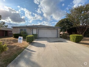 Building Photo - 3103 Thoroughbred Dr