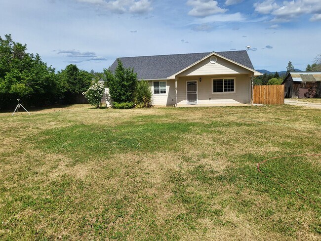 Foto del edificio - 3 bed 2 bath Country Setting with Horse St...