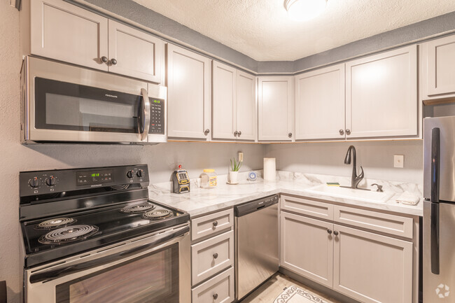 ¡Cocina renovada - Providence Court Apartments