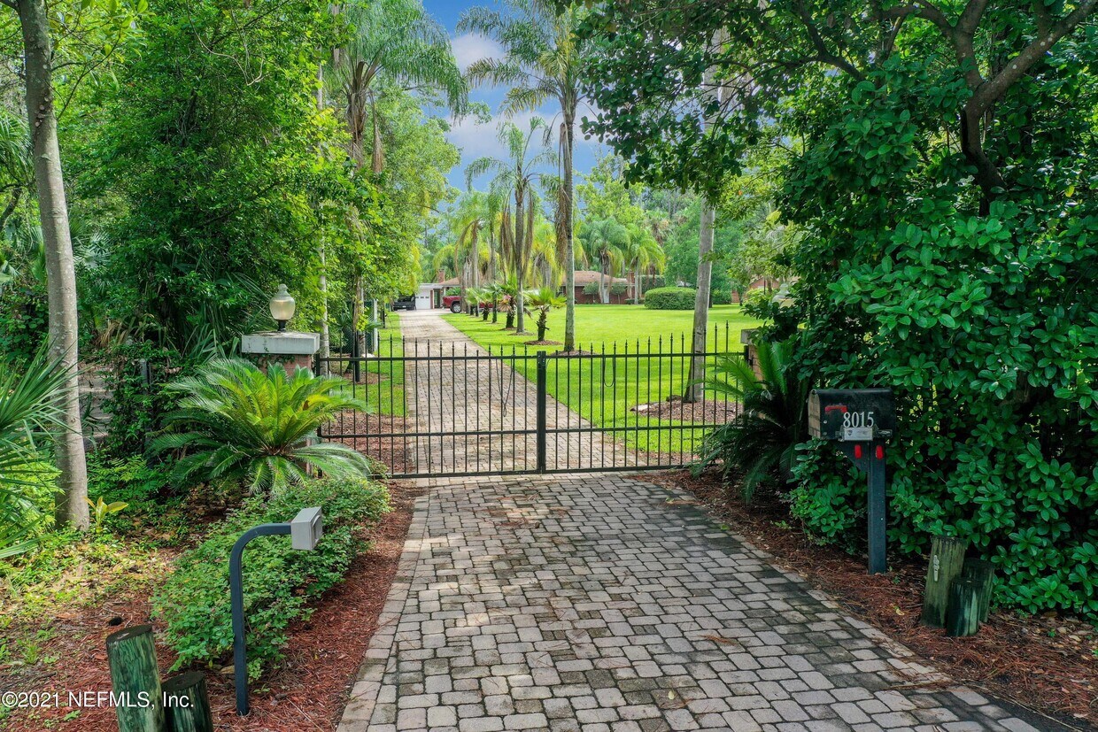 Foto principal - 8015 Tara Ln