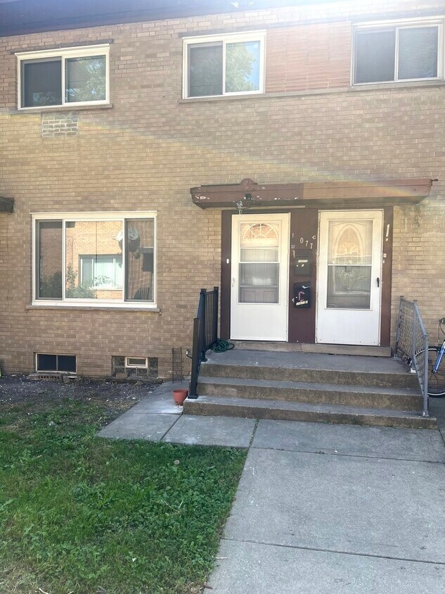 Foto principal - 10077 Frontage Rd