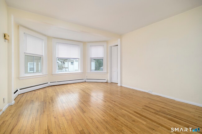 Building Photo - 18 Elm Tree Pl