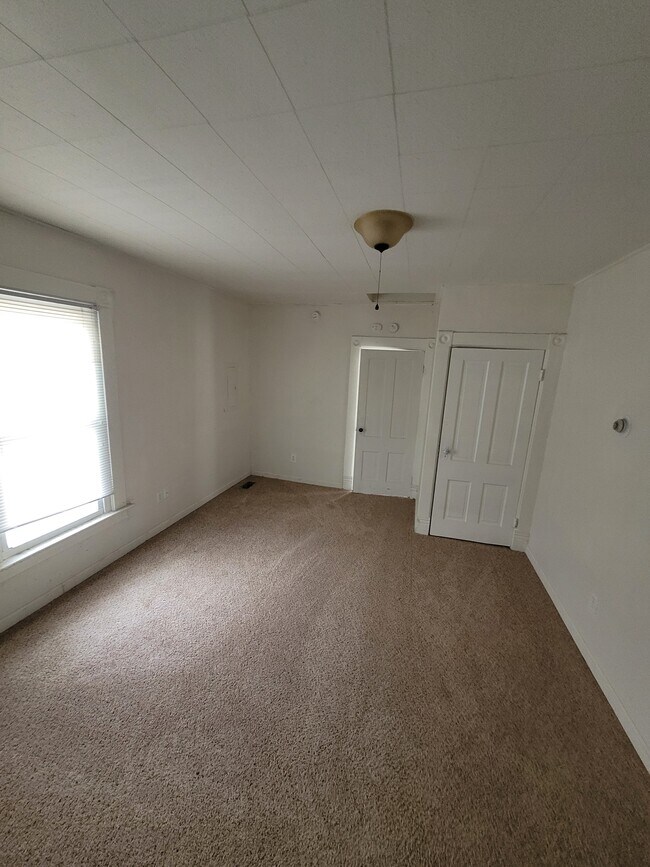 Living Room (Pic 1) - 604 Madison St