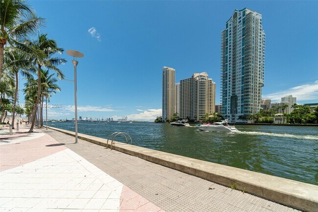 Foto del edificio - 300 S Biscayne Blvd