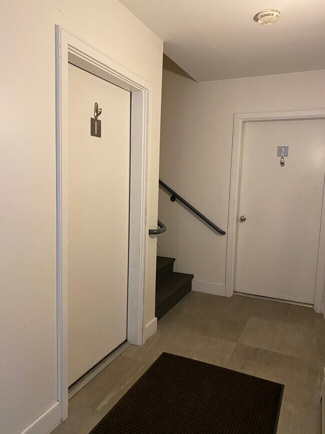 Unit entry - 85 Albany St