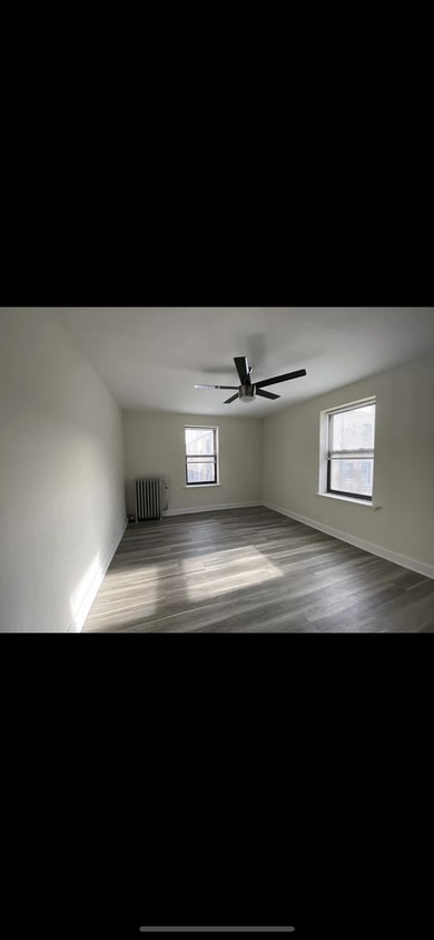Primary Photo - 3933 N Clarendon Ave