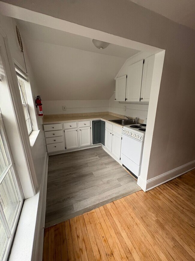 Building Photo - 118 College Pl