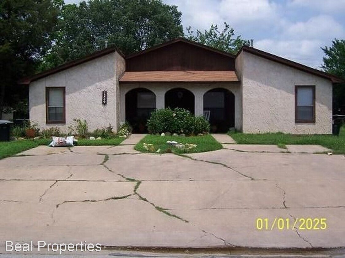 2 br, 1 bath House 1529 A Pineridge House Rental in College Station