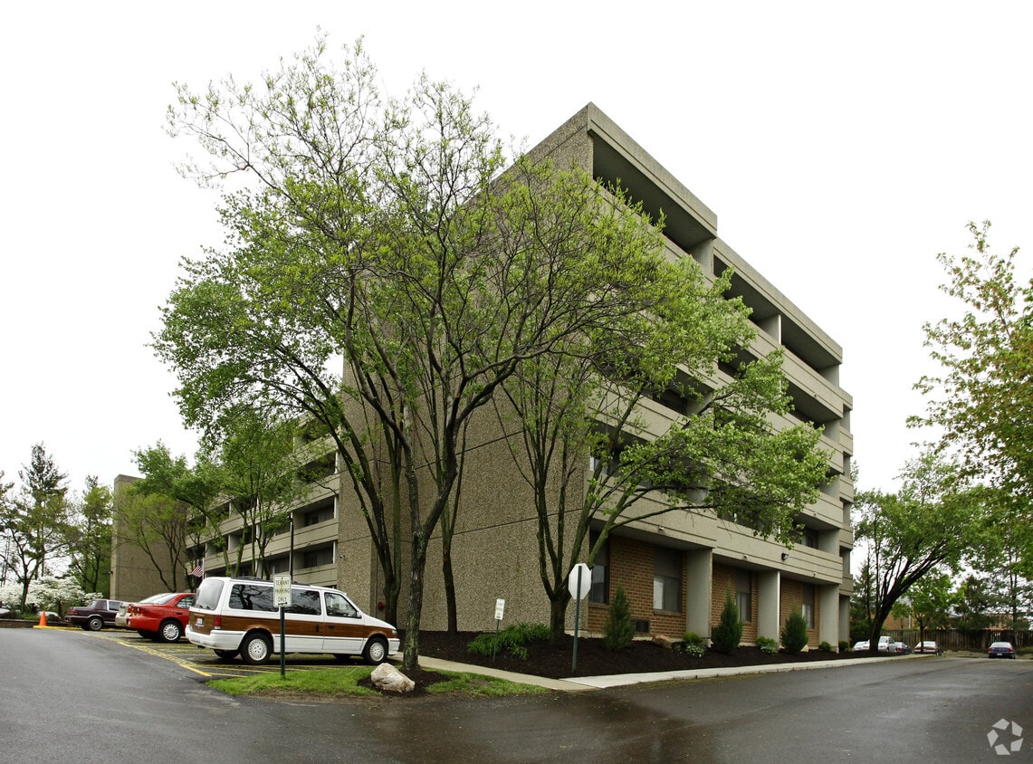 Building Photo - Pinzone Tower Apartments