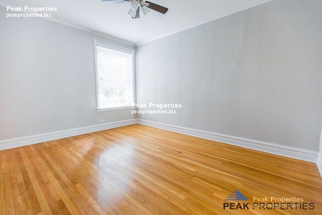 Building Photo - 1403 W Belle Plaine Ave