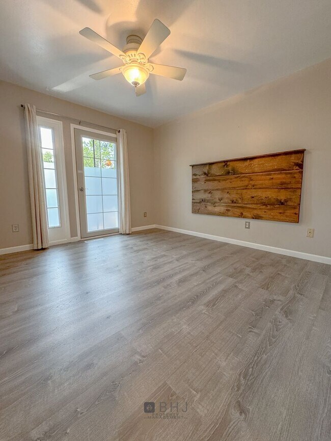 Foto del edificio - NEWLY UPDATED 2 BED/ 1 BATH SINGLE FAMILY ...