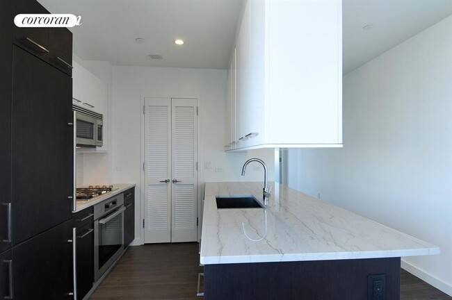 Building Photo - 321 W 110th St