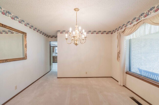 Foto del edificio - 4 Bedroom Home Available For Immediate Mov...