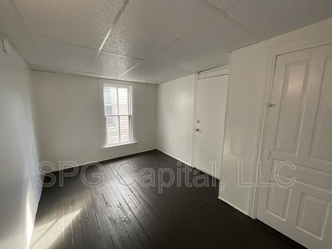 Building Photo - 712 W Mason Ave