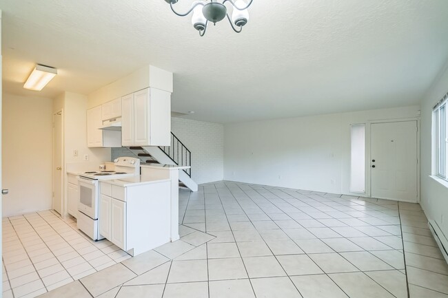 Foto del edificio - Newly Updated - Spacious Three Bedroom Condo