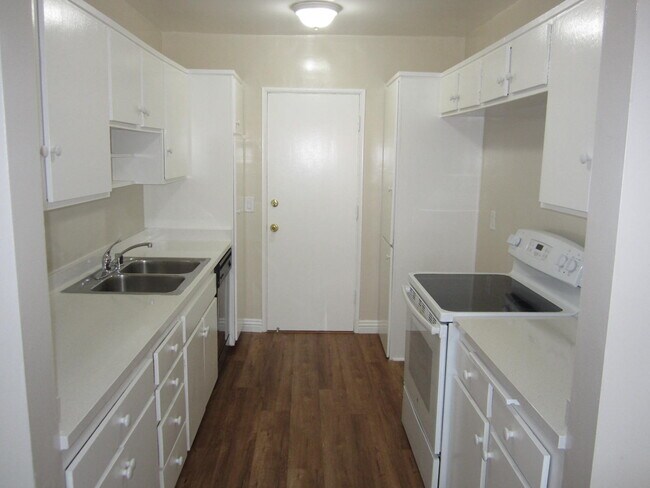 Foto del edificio - 14343 Addison St