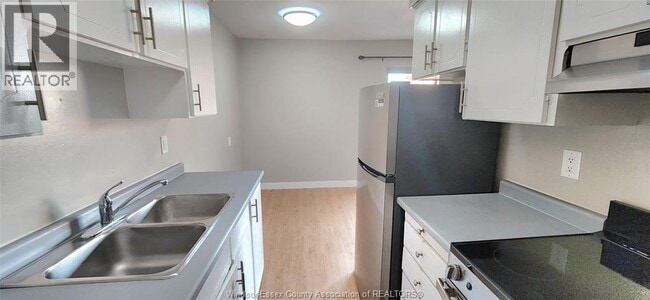 Building Photo - 3900 Wyandotte St E