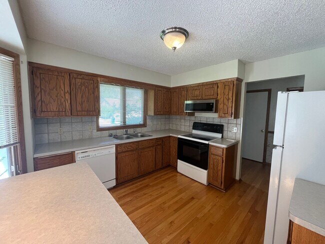 Foto del edificio - Don't pass up this corner lot unit with 3 ...