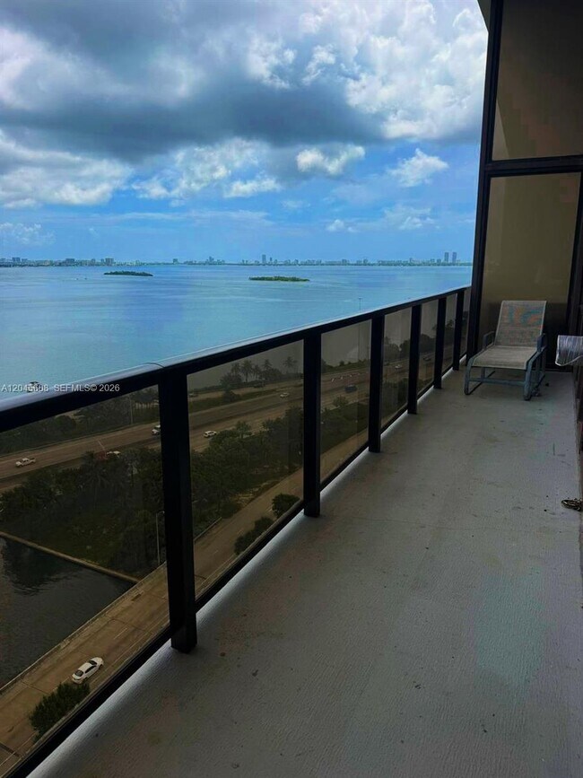 Foto del edificio - 600 NE 36th St