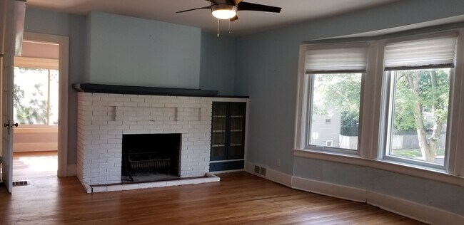 Living Room with fireplace - 425 Park Ave