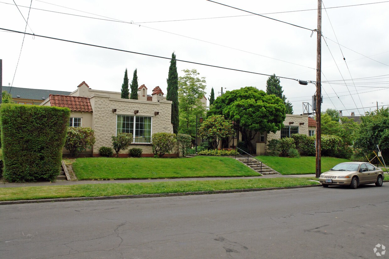 Building Photo - 2010 SE Sherman St