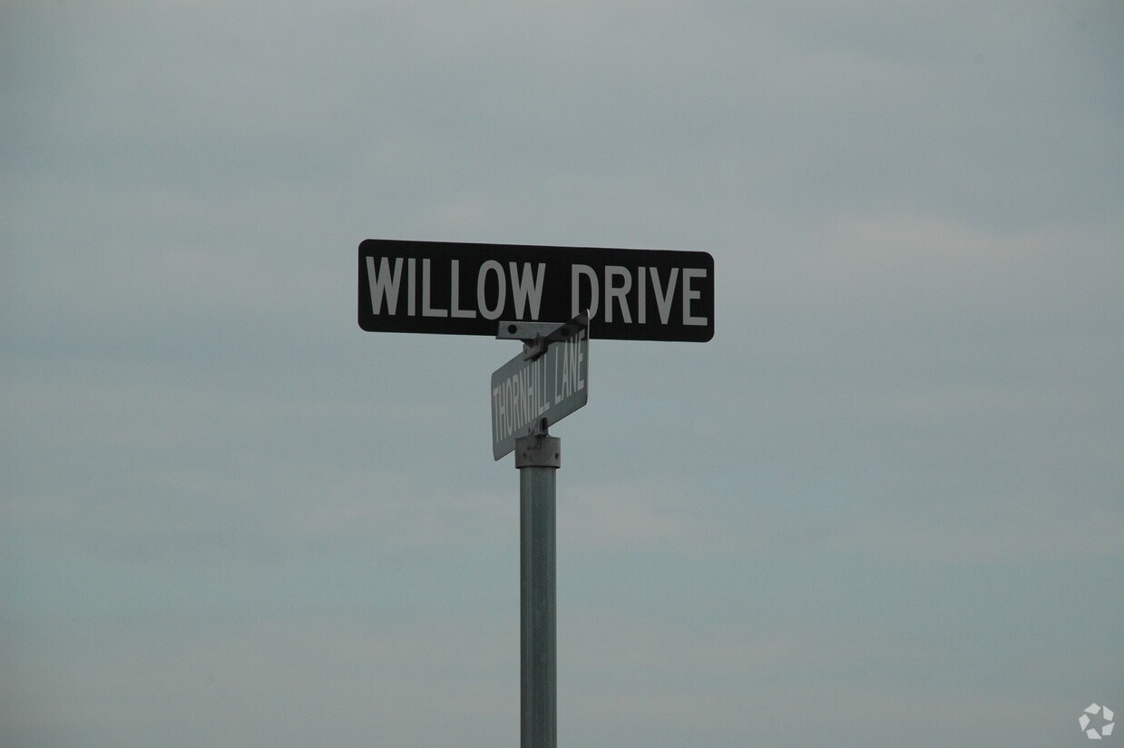 Building Photo - 188 Willow Dr