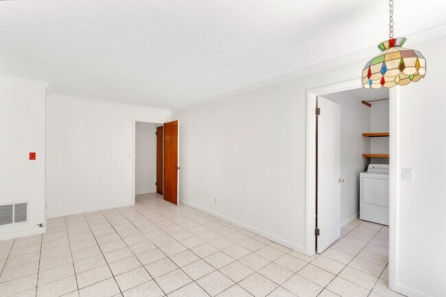Building Photo - 516 Knickerbocker Rd