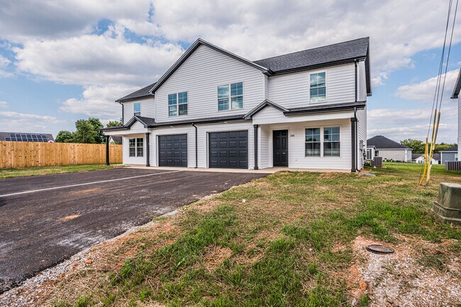 Foto del edificio - 245 Whispering Hills Blvd