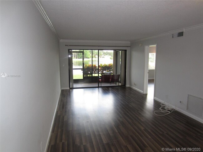 Foto del edificio - 6962 Briarlake Cir