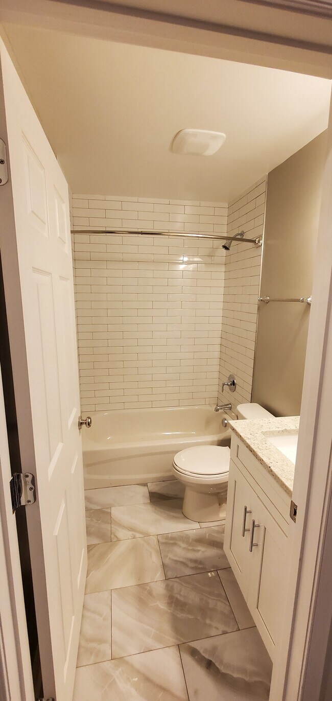 Foto del edificio - 2025 E Street Northeast, Unit 3